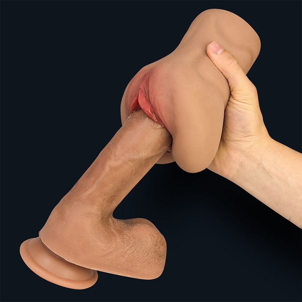 Claire Pocket Pussy, über einen Dildo gestülpt und in der Hand gehalten, Demonstration der Anwendung
