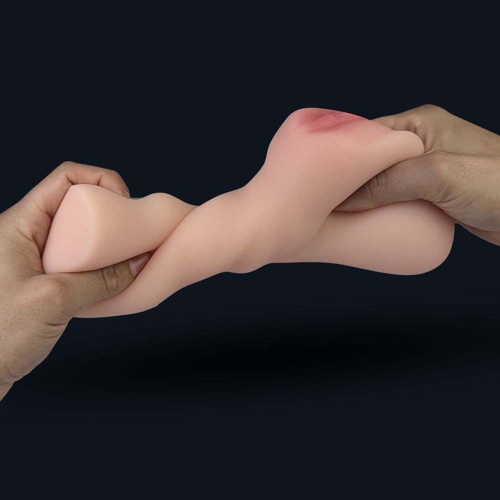 Lotte Pocket Pussy, zwischen zwei Händen gedehnt und verdreht: flexibles, reißfestes Material