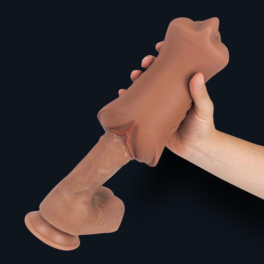 Masturbator Lisa nasunięty na dildo w dłoni, demonstracja użycia