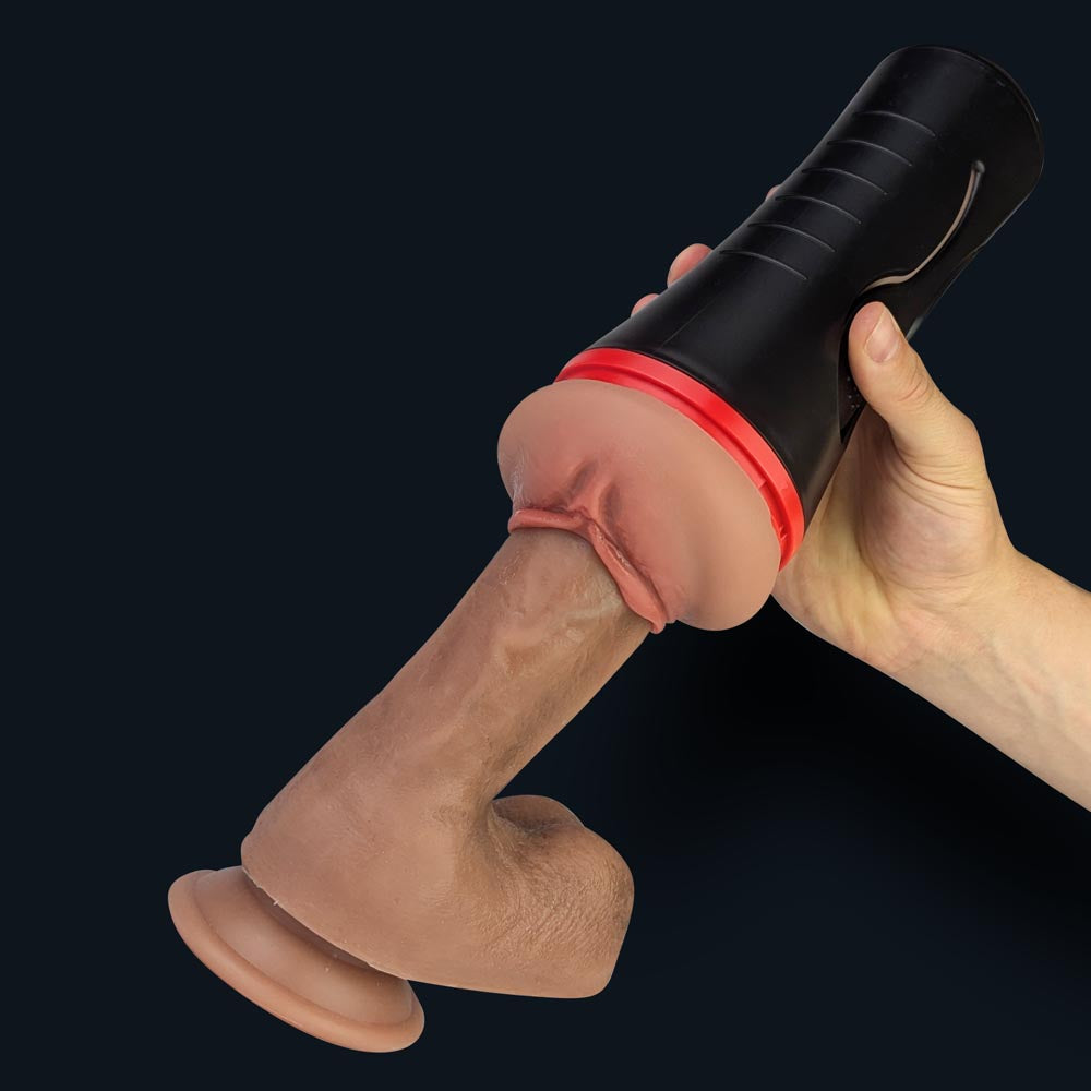Lindsey Pocket Pussy im Case, über einen Dildo gestülpt und in einer Hand gehalten, Demonstration der Anwendung