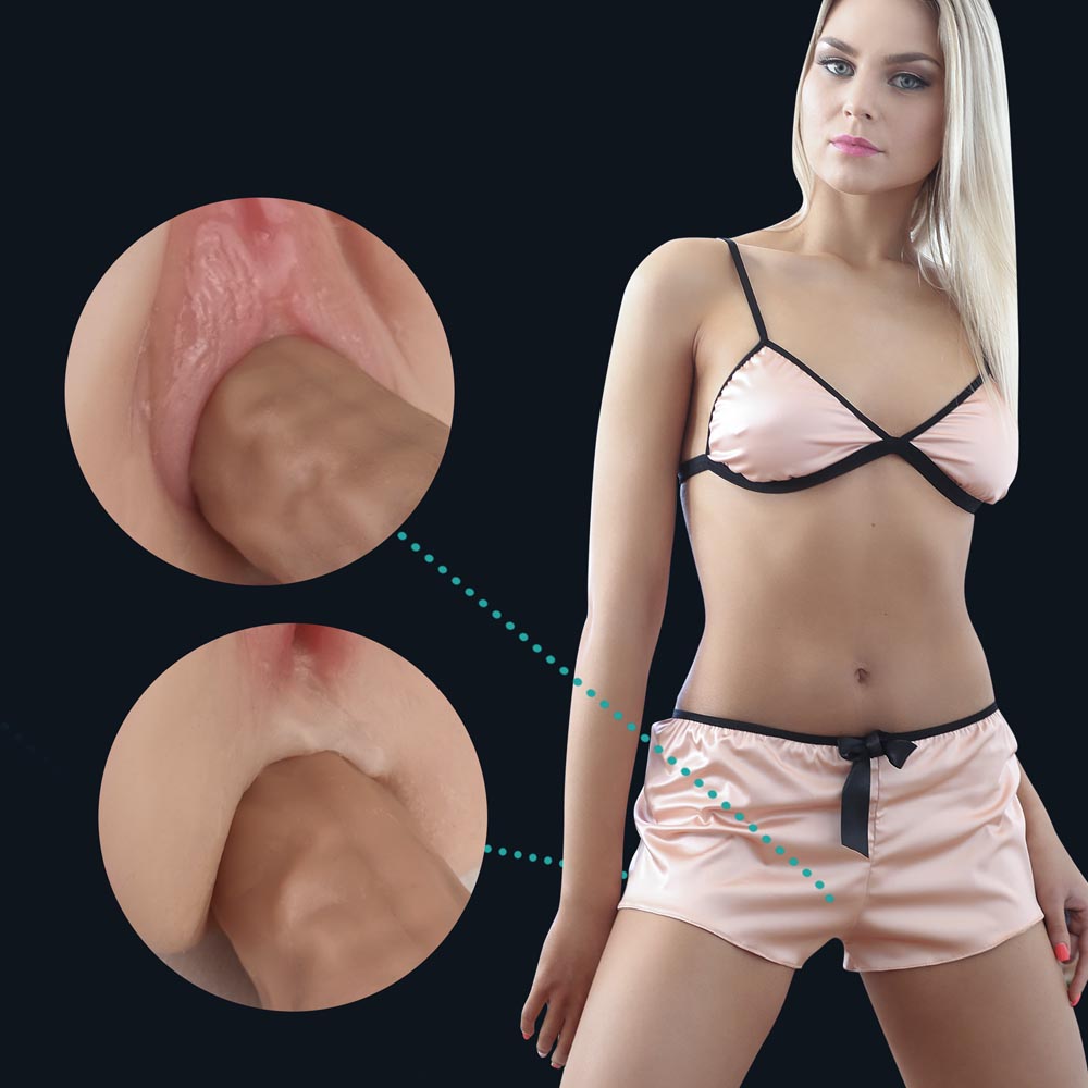 Frau in Satin-Dessous mit zwei Nahaufnahmen der Vaginal- und Anusöffnung von Lotte im Einsatz