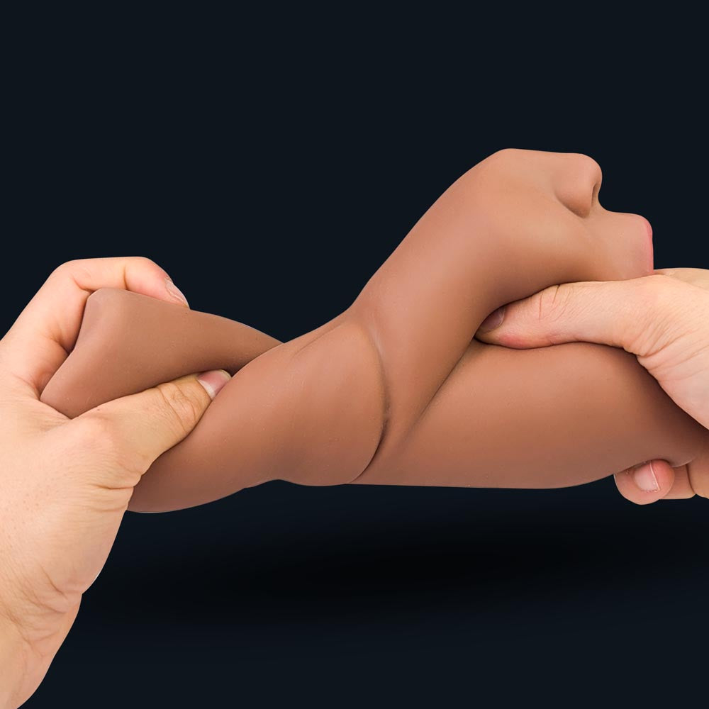 Julia Blowjob Masturbator zwischen zwei Händen gedehnt und verdreht: flexibles, reißfestes Material