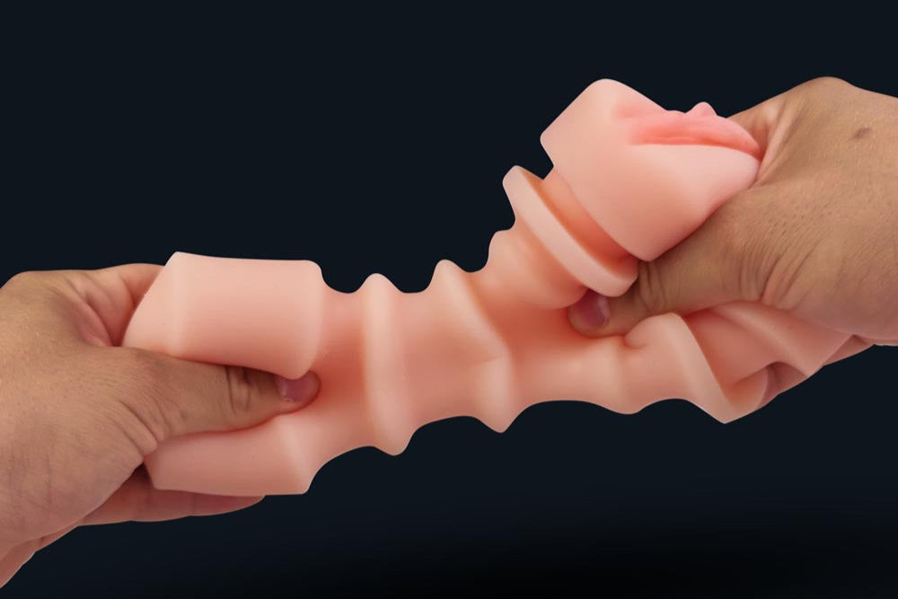 Zwei Hände dehnen das flexible Innenleben des Masturbators Mila